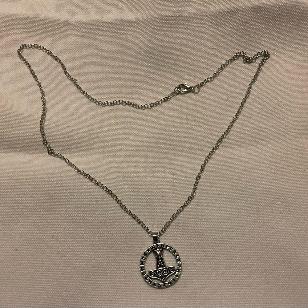 Elegant Silver Pendant Necklace